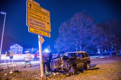 Murrhardt: Mit Gelaendewagen gegen Schildermast - Fahrer unangeschnallt - Lebensgefahr